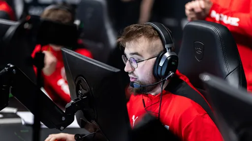 Torzsi продлил контракт с MOUZ