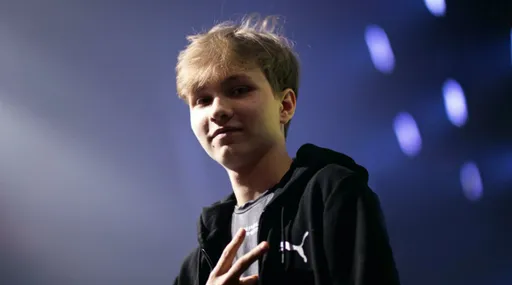 M0NESY получил статуэтку SLAY 2024 как лучший киберспортивный стример