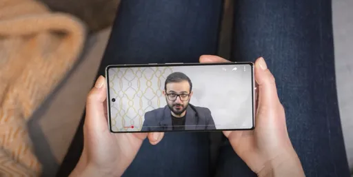 YouTube начал тестирование технологии по переводу и озвучке роликов с помощью ИИ