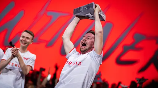 CadiaN впервые за всю карьеру стал чемпионом крупного LAN — его поздравила мама