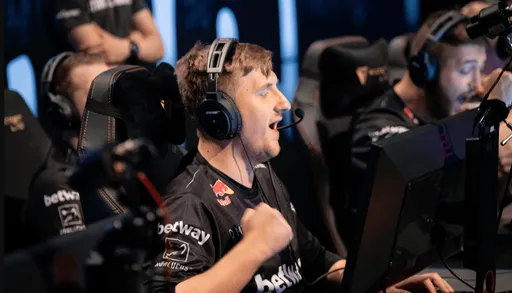 BIG разгромила Party Astronauts в группе C на EPL Season 15