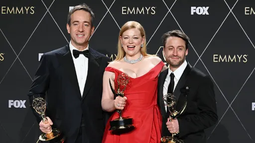 «Наследники» стал лучшим драматическим сериалом на «Эмми-2023», а «Медведь» – лучшим комедийным