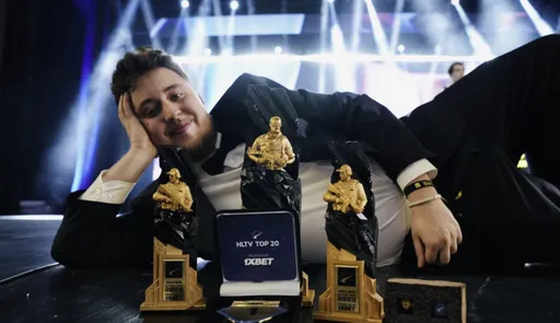 ZywOo опубликовал фотографию с наградами от HLTV