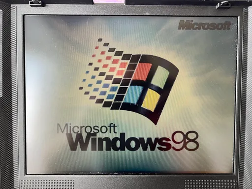 Анонсирована игра о выживании на рабочем столе Windows 98