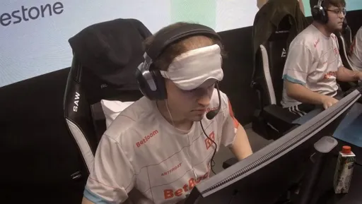 ArtFr0st выступает без кепки в матче против 100 Thieves на Roman Imperium Cup V