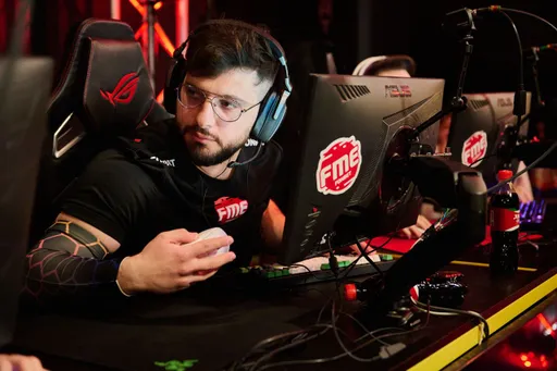 Almazer и 1mperat0p покидают турнир: разбор второго дня FONBET MEDIA ELEAGUE