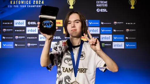 Donk повторил фото s1mple с трофеем и медалью MVP в постели