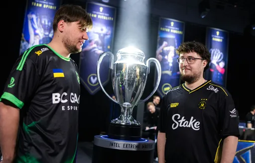 Совместное фото s1mple и ZywOo с IEM Krakow 2026