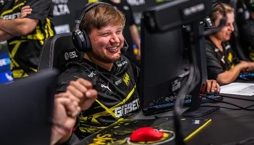 S1mple полетел в Китай с девушкой – пара опубликовала совместное фото