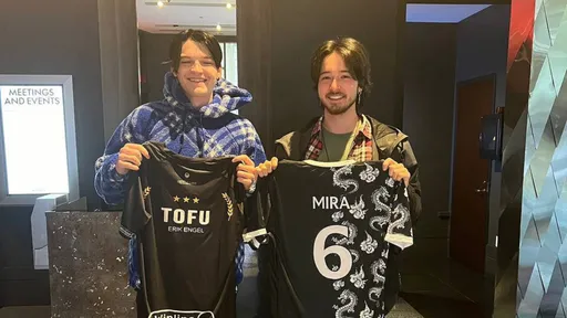 Mira и tOfu обменялись джерси на The International 2023