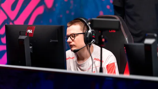Team Falcons выиграла группу A на EWC 2026