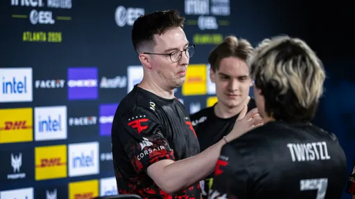 Тренер FaZe не слышал игроков из-за сломанных наушников на XSE Pro League 2026