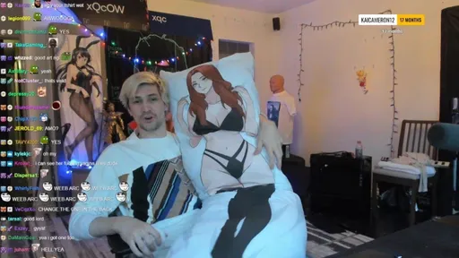 Стример xQc получил дакимакуру и баночки с водой из ванны Amouranth