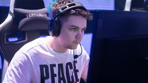 Yatoro потроллил Collapse в матче на DreamLeague – он специально добил его
