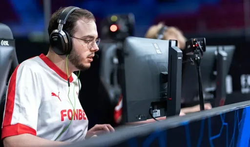 Игроки MOUZ дважды вылетели из CS2 во время четвертьфинала EWC 2025