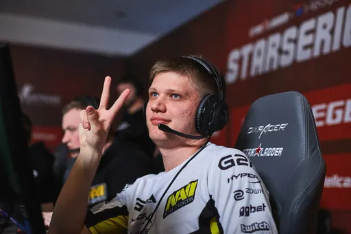 S1mple подарил фанатам медаль за второе место на IEM Cologne 2022