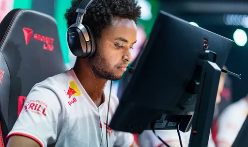 Refrezh отказался покидать горящее здание — он продолжил тренировку в CS:GO