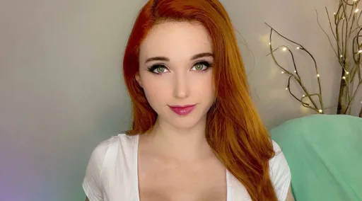 Полиция проверяла трансляции Amouranth перед выездом к её дому
