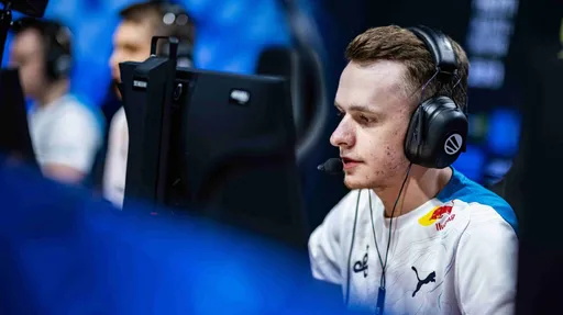 Interz столкнулся с багом интерфейса в Counter-Strike 2 на стриме