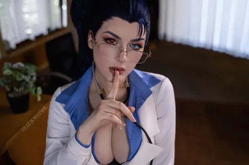 Liz Joestar и её косплей на Виолу из «Бесконечного лета»