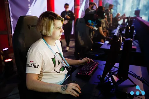 Fng сравнил игру Resolut1on в матчах c Collapse