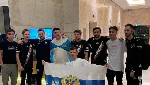 Состав G2 сфотографировался с фанатом, который развернул флаг России