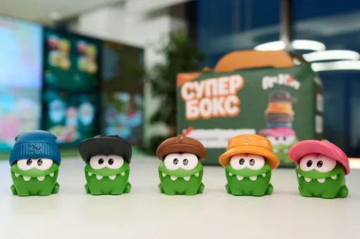 Фигурки вместе со всеми головными уборами.