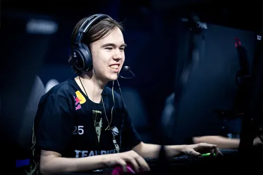 Donk назвал топ-8 команд на Esports World Cup 2025 по CS2
