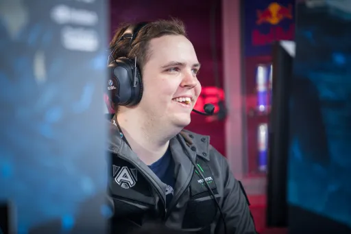 AdmiralBulldog: тот, кто балансил Lone Druid, не играет на нем