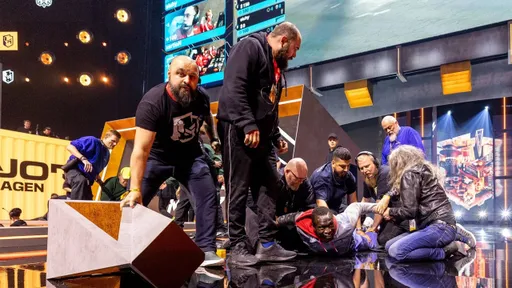 Неизвестные пробрались на сцену во время матча G2 – MOUZ