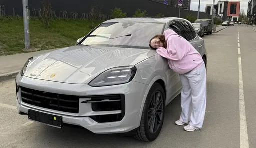 «Машина в семью» – Sindi получила Porsche Cayenne от Perfecto