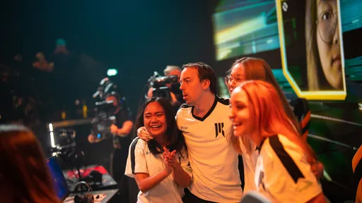 Riot Games наказала тренера женской команды по Valorant за неприличный жест