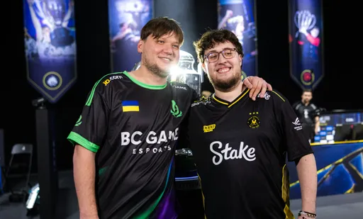 Совместное фото s1mple и ZywOo с IEM Krakow 2026