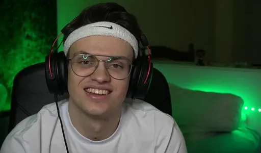 Buster поздравил всех с «Днём Победы» и рассказал о блокировке на Twitch