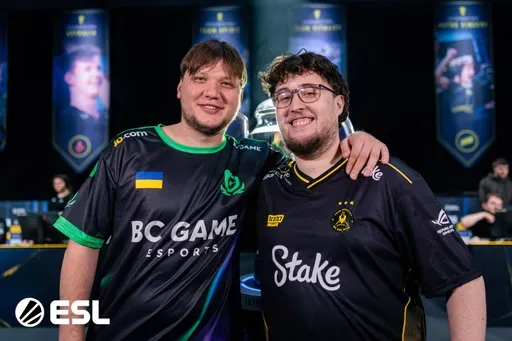 Совместное фото s1mple и ZywOo с IEM Krakow 2026
