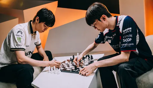 Esports World Cup 2026 представил уникальную шахматную доску с автографами Faker и Chovy