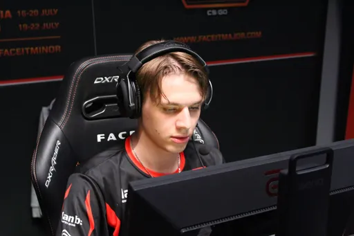 Трудное начало для фаворитов: разбор первого дня FONBET MEDIA ELEAGUE