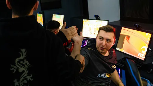 Eternal Fire сразится с 9 Pandas в финале PARI Please 2023
