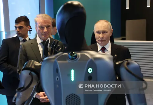 Путин поручил сформировать план внедрения отечественного ИИ