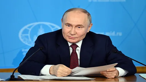 Владимир Путин подписал закон, обязывающий блогеров передавать данные в Роскомнадзор