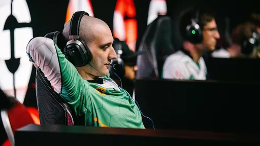 Arteezy сгорел на тиммейта в матчмейкинге Dota 2 – он заруинил ему игру