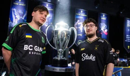 Совместное фото s1mple и ZywOo с IEM Krakow 2026