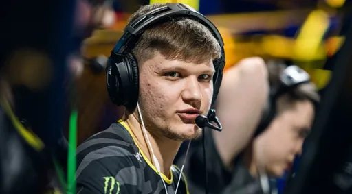 S1mple подарили коллекционные карточки – стендин FaZe Clan прибыл на IEM Dallas 2025
