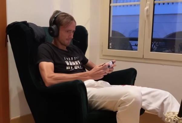 Даниил Медведев играет в PlayStation на самоизоляции