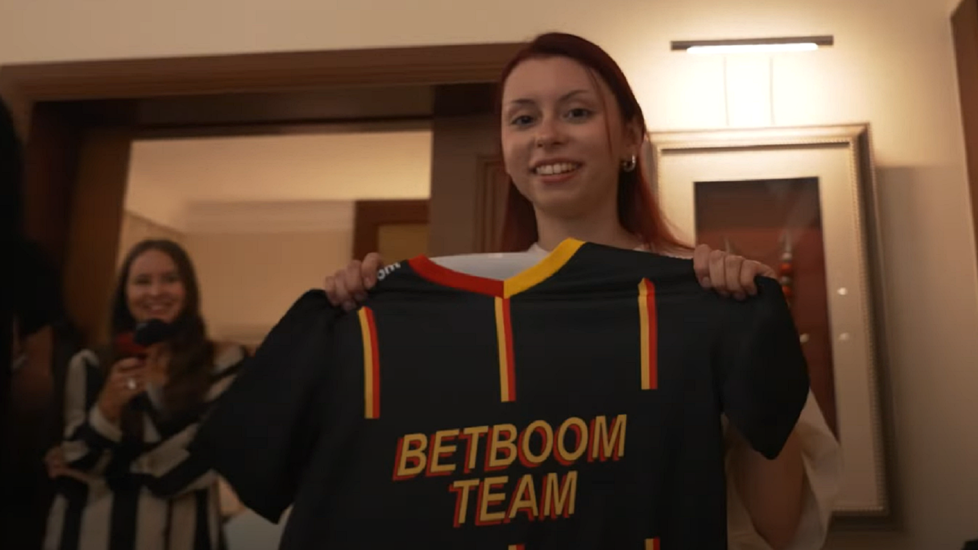 Дора посетила практис BetBoom Team и получила в подарок форму команды