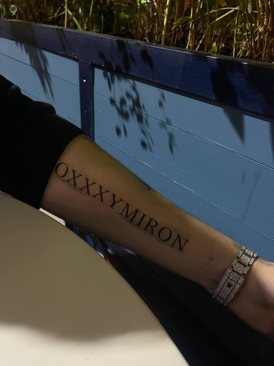 Фотография татуировки (*Oxxxymiron или Оксимирон (Мирон Фёдоров) признан иностранным агентом по решению Министерства юстиции РФ от 07.10.2022)