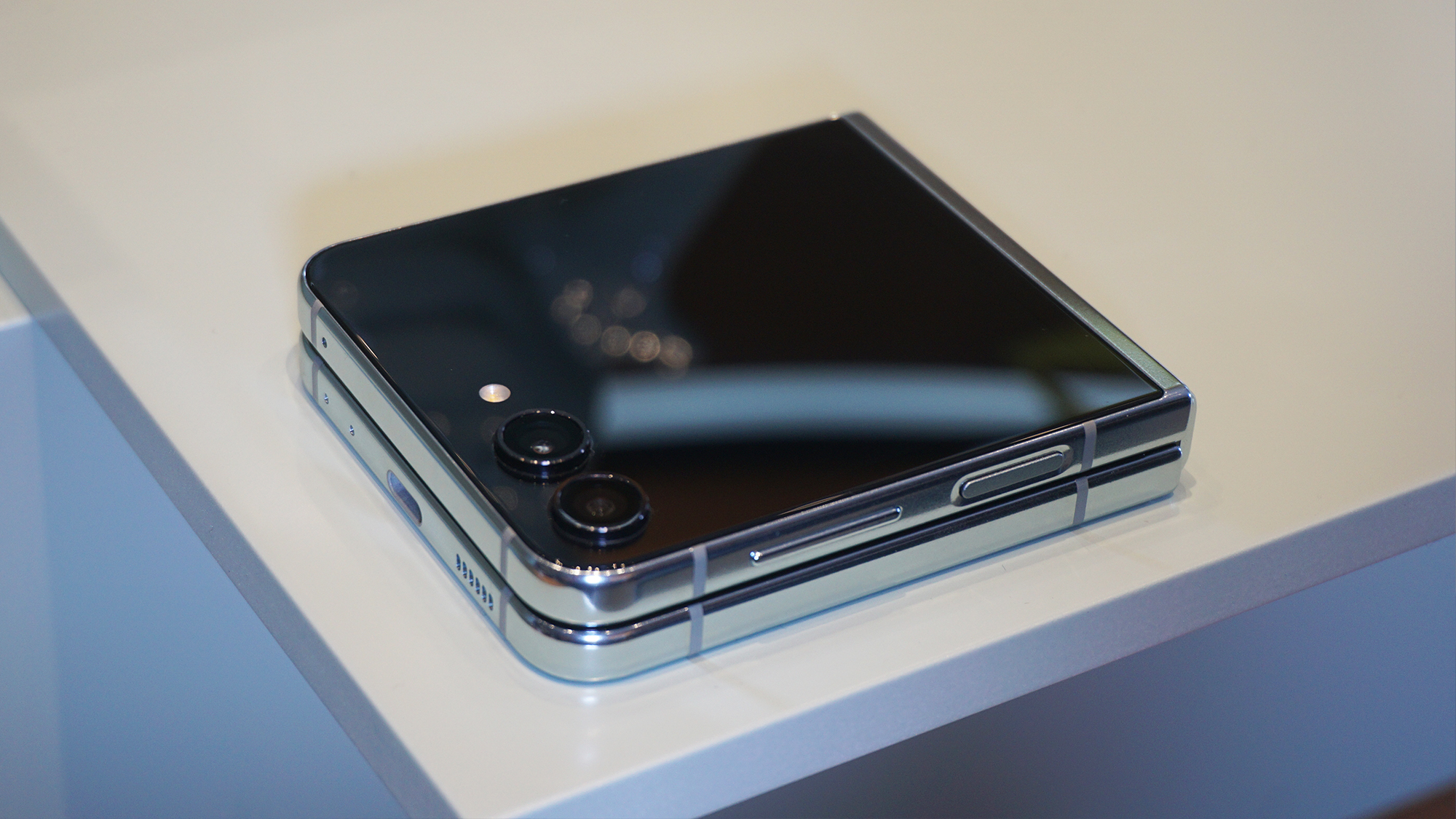 Дизайн прототипа устройства Samsung Galaxy X Flip