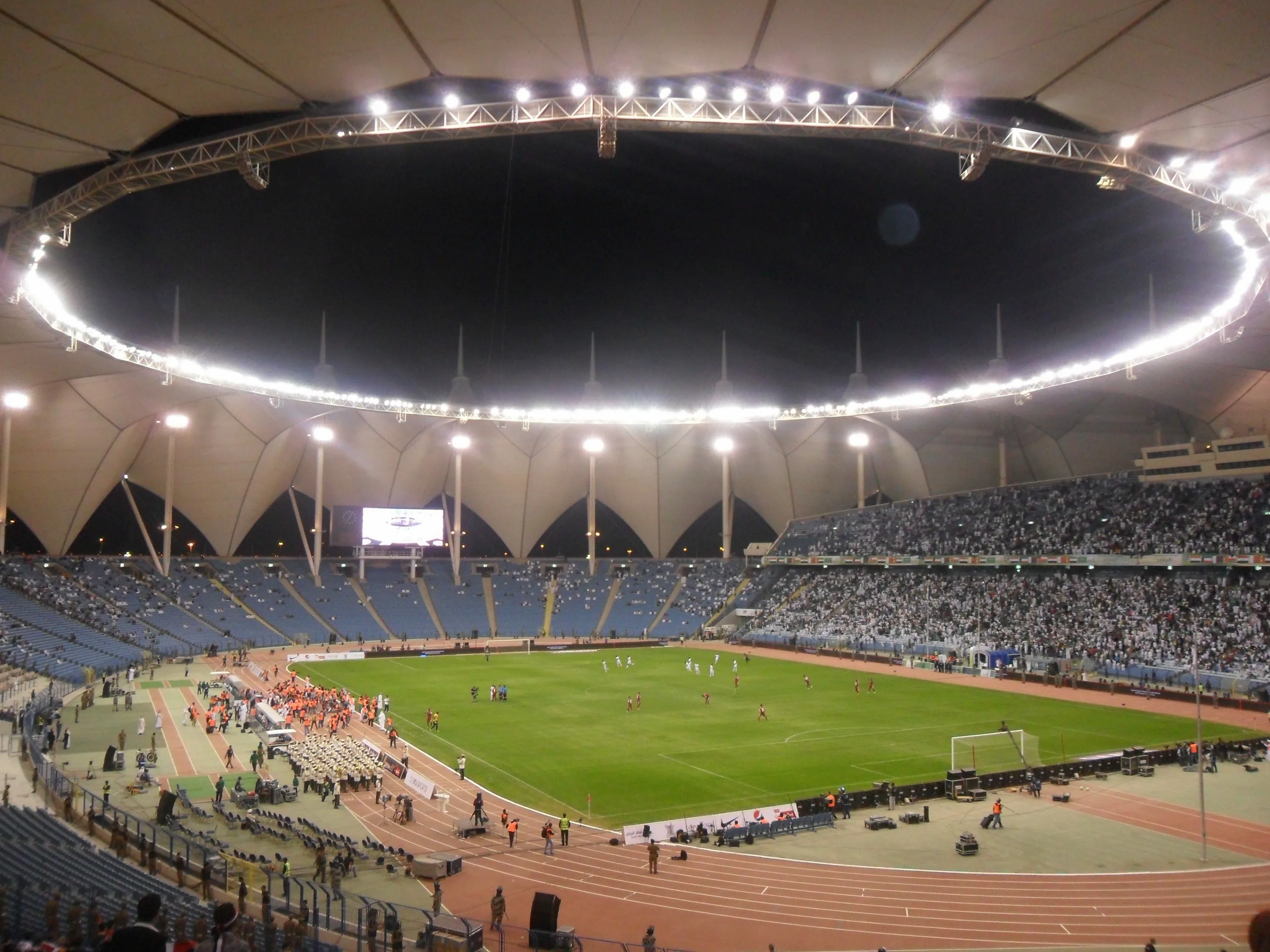 Полузаполненный стадион короля Фахда в Эр-Рияде