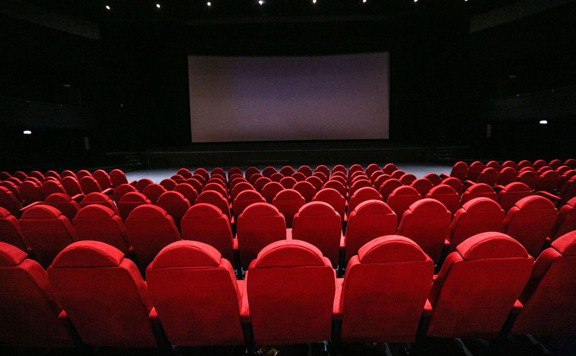 Власти России хотят ввести параллельный импорт фильмов, чтобы спасти кинотеатры