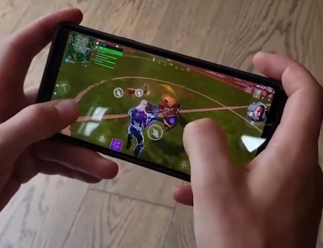 Кейн играет в Fortnite на Samsung Galaxy Note 9